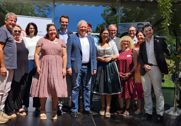Gruppenfoto der 40-Jahr-Feier der Jugendbildungsstätte 
