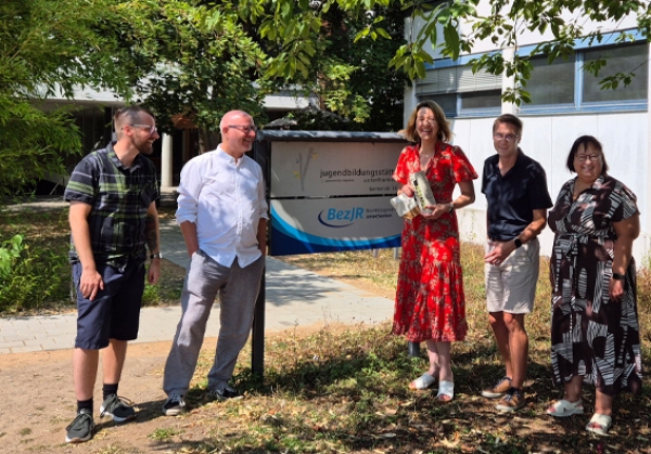 Gruppenfoto von 5 Personen vor dem Schild der Jugendbildungsstätte Unterfranken, darunter MdB Anja Weisgerber