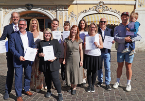 BU: Vertreterinnen und Vertreter der „Reisen für Alle“ zertifizierten Betriebe: V.l. Andreas Havlik, Hoteldirektor Maritim Hotel Würzburg, Björn Rudek, Tourismusdirektor und Geschäftsleiter Congress-Tourismus-Würzburg, Jennifer Egner, General Manager ibis Hotel Würzburg City, Daniel Winter, Leiter Destinationsmanagement Congress-Tourismus-Würzburg, Luisa Lochner, Front Office Manager ibis Hotel Würzburg City, Karolina Voráčková, Pädagogische Leiterin Jugendbildungsstätte Unterfranken, Anke Geiter, Inklusionsbeauftragte der Stadt Würzburg, Sarah Merabet, Marketingreferentin Museum für Franken, Christiane Rolfs, Kunstvermittlung und Inklusion Museum im Kulturspeicher, Andreas Öhrlein, Geschäftsführer Würzburger Bäder GmbH, Steven Henze, Geschäftsführer Inklusionscafé Senza Limiti. Foto: CTW, Evelyn Pfeiffer